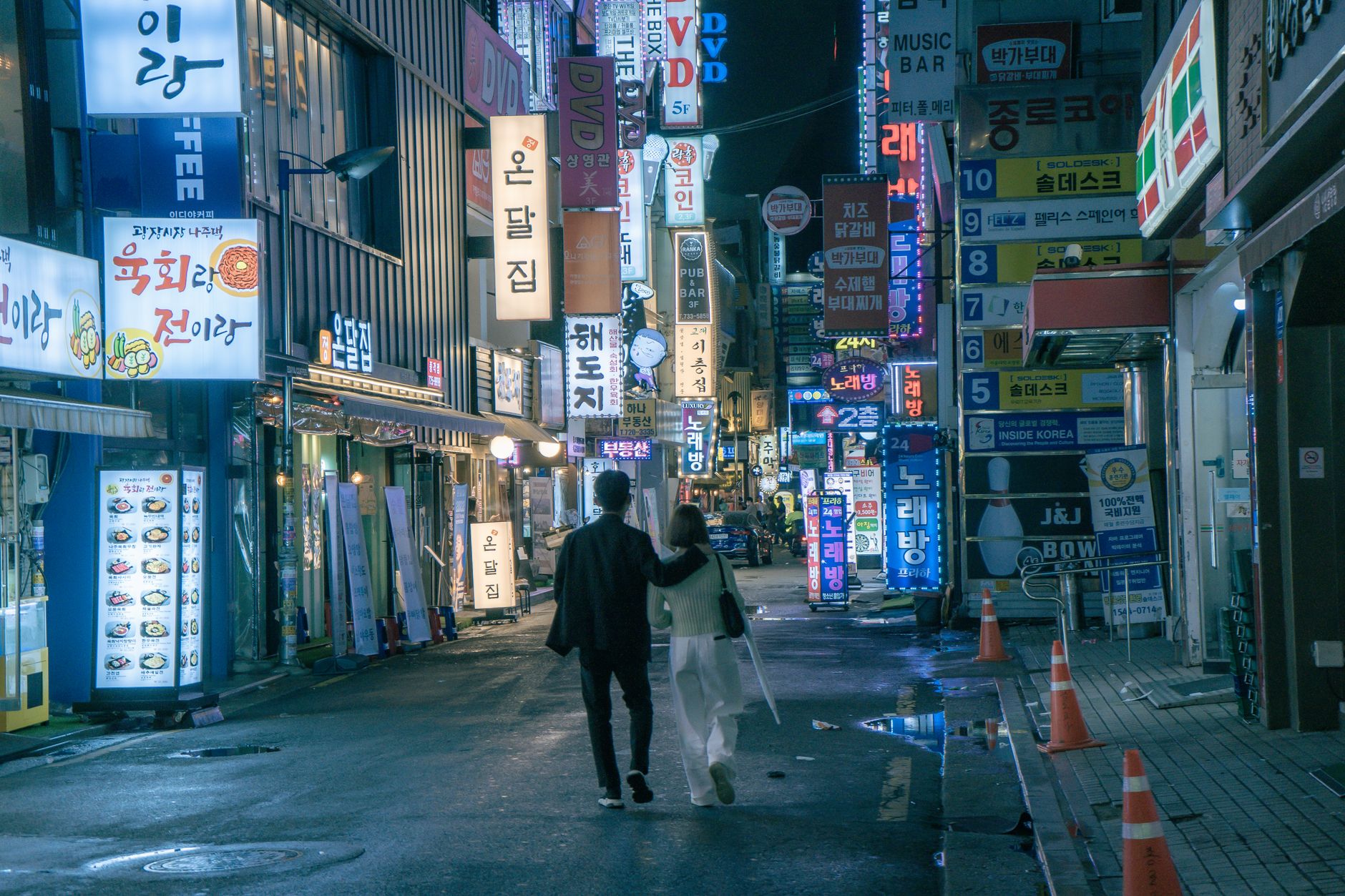 서류를 살펴보며 이야기 나누는 부부
