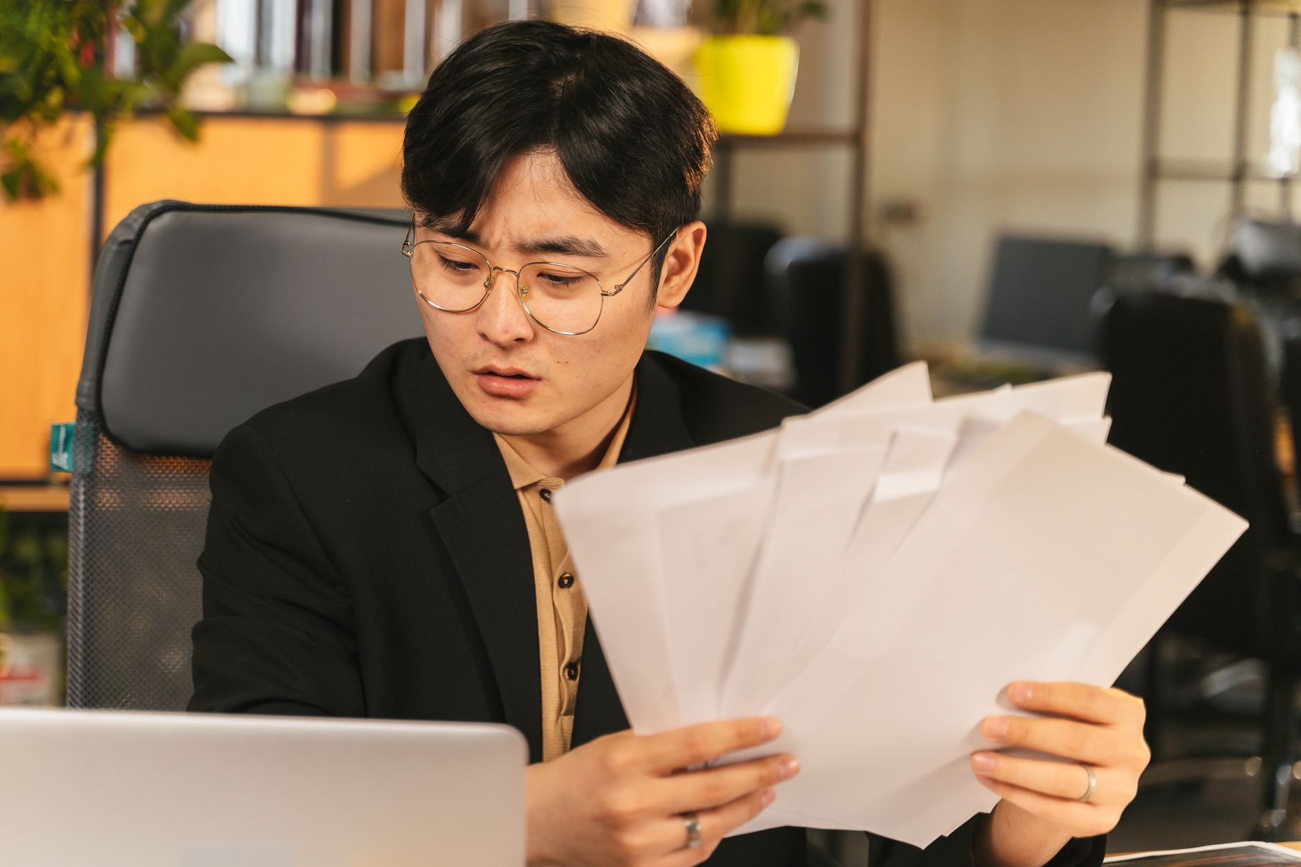 서류를 보며 퇴직을 준비하는 중년 남성