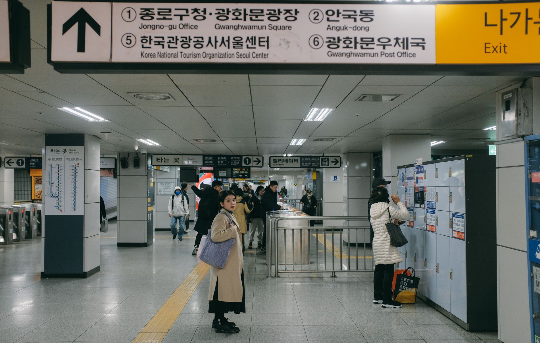 지하철 무임승차는 지금은 65세 이상에게 적용됩니다 지하철역 개찰구를 지나는 사람들